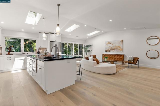 706 St Marys Rd, Lafayette CA: https://media.crmls.org/mediaz/fedd7ac6-6368-47c5-92c1-36211cf42797.jpg