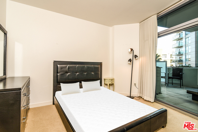 13700 MARINA POINTE Drive, Marina del Rey CA: https://media.crmls.org/mediaz/fedd84cb-16b6-4d8f-b176-1e18e0e9a9f7.jpg