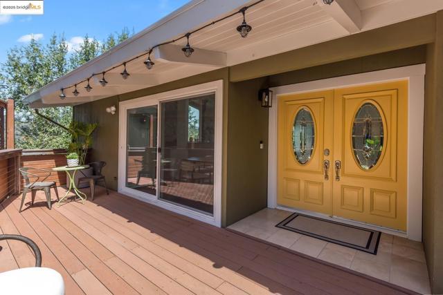 6533 Chelton DR, Oakland CA: https://media.crmls.org/mediaz/fedde9bc-eae2-4da0-a594-e2d906906b05.jpg