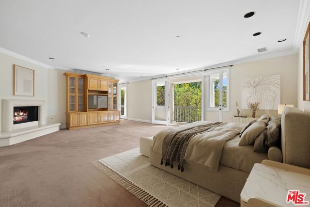 625 Foothill Road, Beverly Hills CA: https://media.crmls.org/mediaz/fede7a4c-a185-49f7-aebb-a073a1134149.jpg