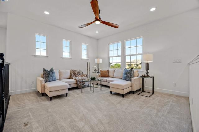 2288 Jessica Way, Tracy CA: https://media.crmls.org/mediaz/fedebed5-5de5-471b-a6db-a7a128078fff.jpg