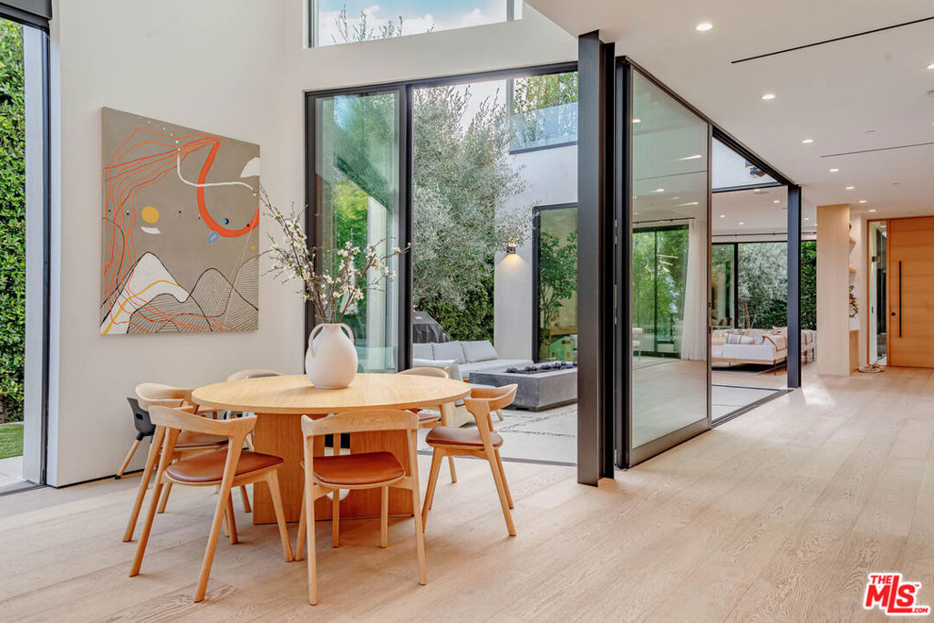 116 S Gretna Green Way