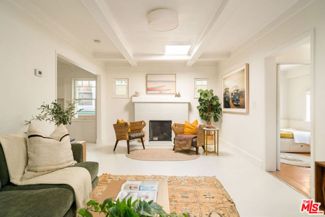 522 Altair Place, Venice CA: https://media.crmls.org/mediaz/fee0b207-92a9-4976-8aa5-c36839a51531.jpg