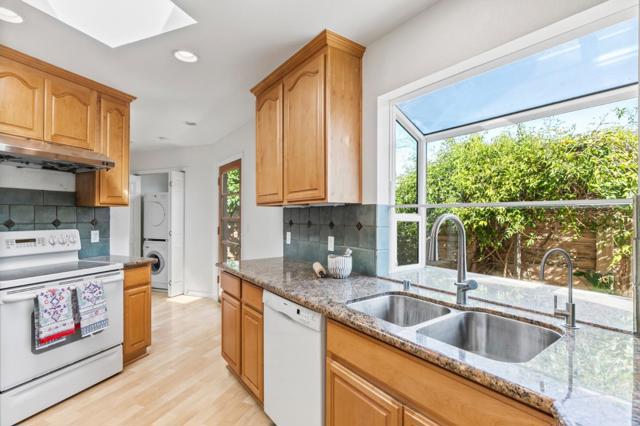 990 Rose Avenue, Mountain View CA: https://media.crmls.org/mediaz/fee129de-8369-4ddf-ac41-a64bd0b58e31.jpg