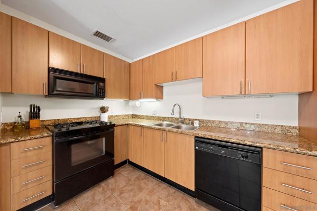 1480 Broadway, San Diego CA: https://media.crmls.org/mediaz/fee1418f-469b-4b3b-9e8e-6de206c83bae.jpg