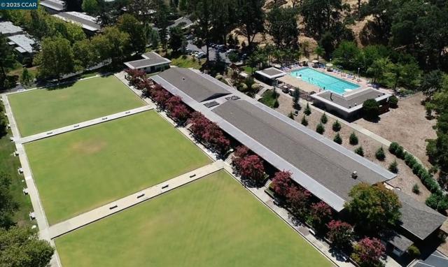 3434 Tice Creek Dr, Walnut Creek CA: https://media.crmls.org/mediaz/fee1abc0-35db-4621-b0af-13d8eef57c43.jpg