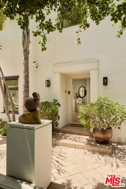 10660 Somma Way, Los Angeles CA: https://media.crmls.org/mediaz/fee1c9a6-67b1-43ad-b573-a2a764ed5707.jpg