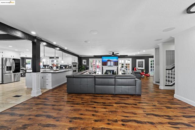 51 Cunha Ct, Oakley CA: https://media.crmls.org/mediaz/fee2824a-1b4d-40bd-9215-e463730f5b07.jpg