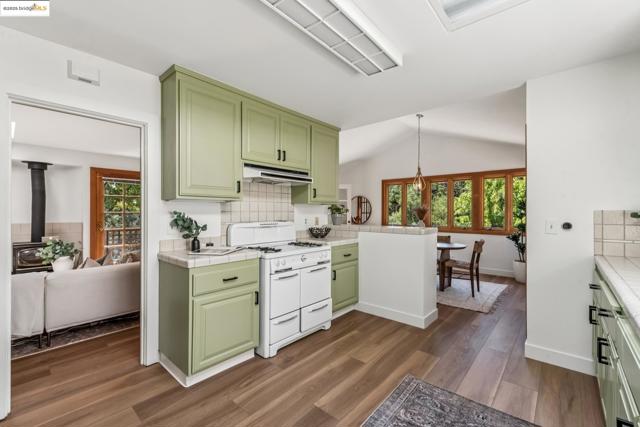 3176 Jordan Rd, Oakland CA: https://media.crmls.org/mediaz/fee2f2bd-b03a-4be6-bd6f-3db6bcbd7a72.jpg