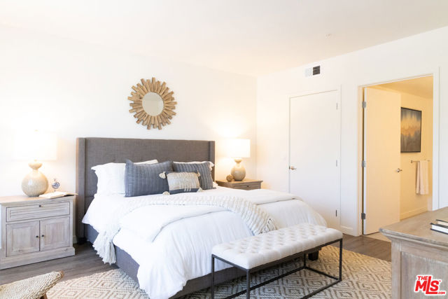7566 W Sunset Boulevard, Los Angeles CA: https://media.crmls.org/mediaz/fee421ff-1d02-4a68-9d8f-3f280690e226.jpg