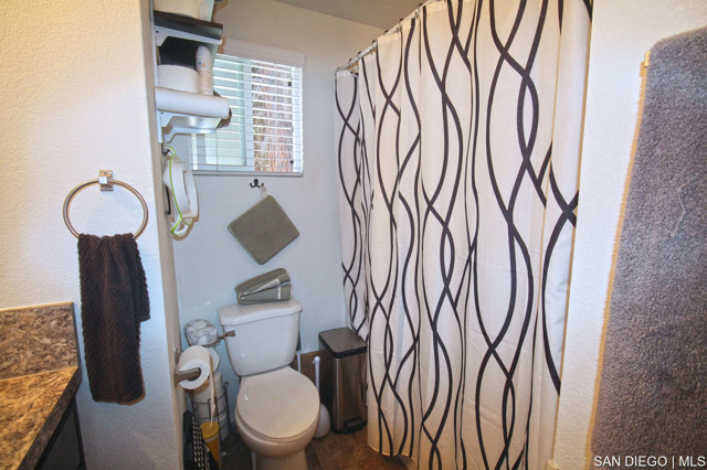 14595 Olde Highway 80, El Cajon CA: https://media.crmls.org/mediaz/fee45bf2-ee98-4466-83cd-8916596b7bc4.jpg