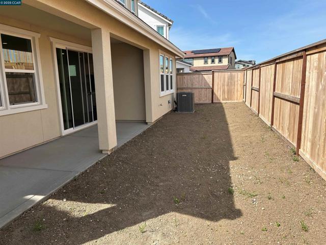 8121 Vessel Way, Sacramento CA: https://media.crmls.org/mediaz/fee47cfa-f5b7-4302-bc08-9c3af95667a4.jpg