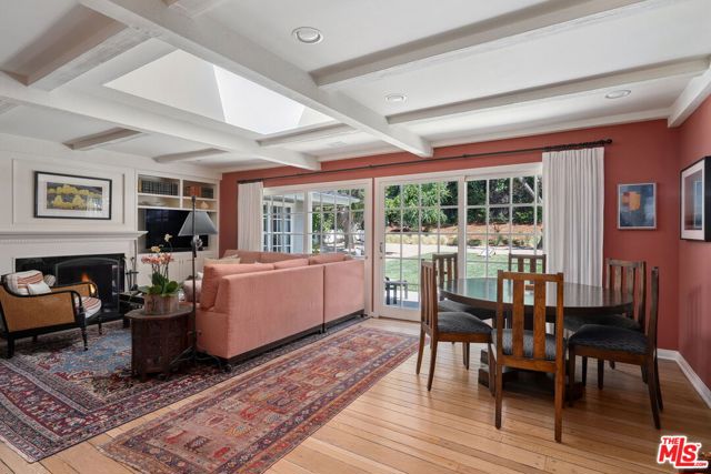 4658 Del Moreno Drive, Woodland Hills CA: https://media.crmls.org/mediaz/fee48a24-1500-43f7-9c1e-2faa906582a3.jpg