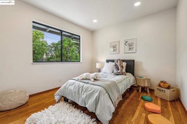 13185 Clairepointe Way, Oakland CA: https://media.crmls.org/mediaz/fee633b5-8233-4271-a2e3-7a504b5f907d.jpg