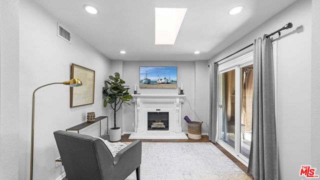 663 W Terrylynn Place, Long Beach CA: https://media.crmls.org/mediaz/fee66412-a976-40f9-b12c-98b7e4d7c75f.jpg