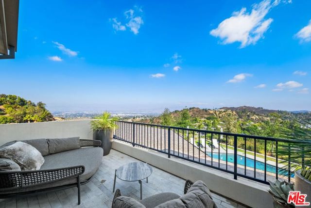 8545 Charl Lane, Los Angeles CA: https://media.crmls.org/mediaz/fee86adf-9479-4900-bd5b-2b14329bb03f.jpg