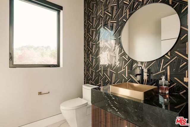 4049 Coldwater Canyon Avenue, Studio City CA: https://media.crmls.org/mediaz/fee8d439-9027-4ef8-87ad-a62c153ec38c.jpg