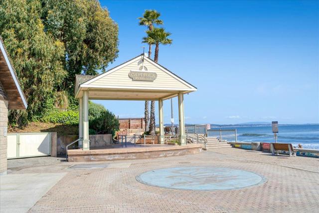 522 Oak Drive, Capitola CA: https://media.crmls.org/mediaz/fee8e374-91e2-401e-9a7f-1ffa2fc91d98.jpg