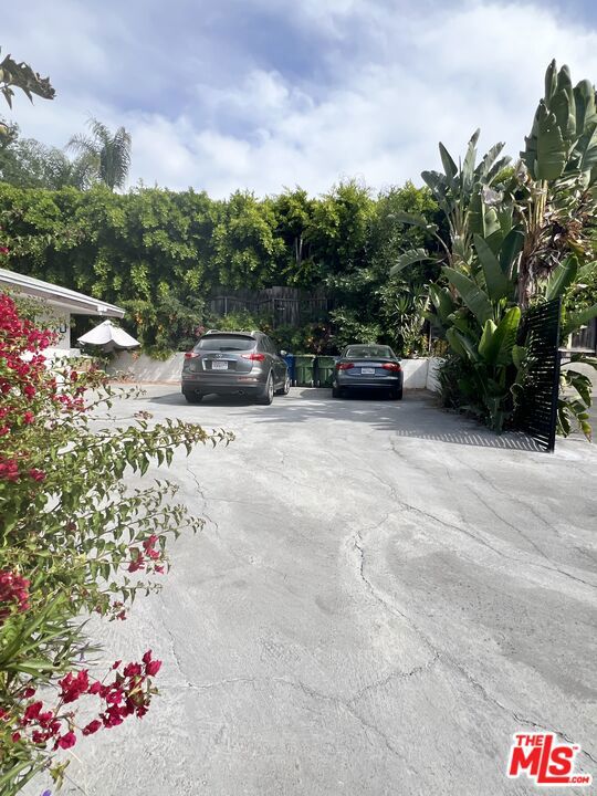 4340 Sepulveda Boulevard, Sherman Oaks CA: https://media.crmls.org/mediaz/fee901c4-53aa-4053-a5e7-76b866822997.jpg