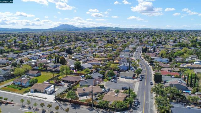 81 Pioneer Ct, Oakley CA: https://media.crmls.org/mediaz/fee92aa8-62dc-4fa4-90e6-03afcc8e2895.jpg