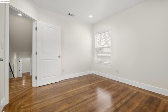 1437 Portland Ave, Albany CA: https://media.crmls.org/mediaz/fee9a447-021b-4a6a-8e13-43ddf323031f.jpg