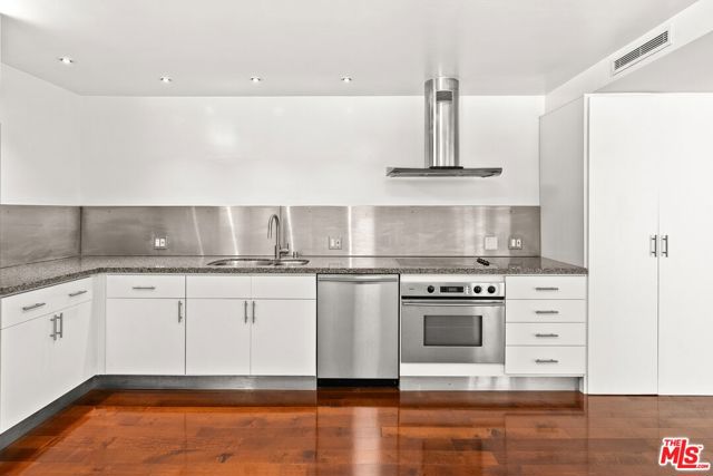 535 OCEAN Avenue, Santa Monica CA: https://media.crmls.org/mediaz/feea7ee6-919b-41e9-bc97-37f10932a527.jpg