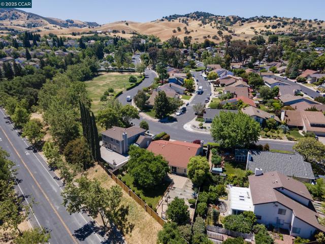 4672 N Larwin Ave, Concord CA: https://media.crmls.org/mediaz/feea8abb-6394-45b6-9060-31e85710ad0e.jpg