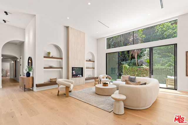 1401 N Bundy Drive, Los Angeles CA: https://media.crmls.org/mediaz/feeabb86-b0f2-4c6b-a6a8-d330993911e6.jpg