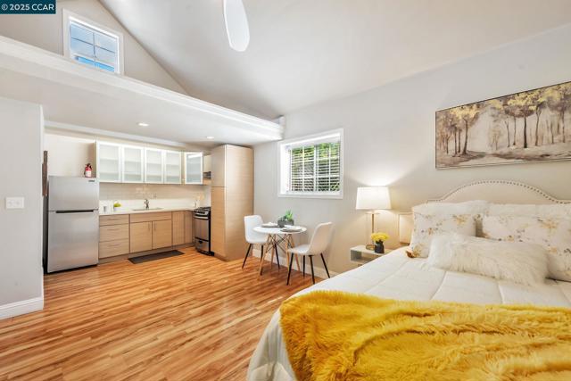 941 45Th St, Oakland CA: https://media.crmls.org/mediaz/feeac25c-827d-4727-97af-44f76463d846.jpg