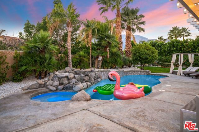 1083 E Circulo San Sorrento Road, Palm Springs CA: https://media.crmls.org/mediaz/feead5ad-ede2-4dd8-a8a1-7a44d1bf4033.jpg