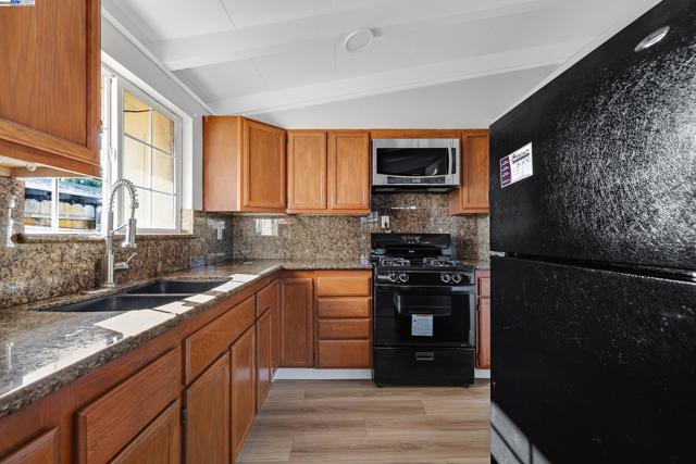 27946 Pompano Ave, Hayward CA: https://media.crmls.org/mediaz/feeb0e94-5269-4877-94e6-3e409cabc6ea.jpg