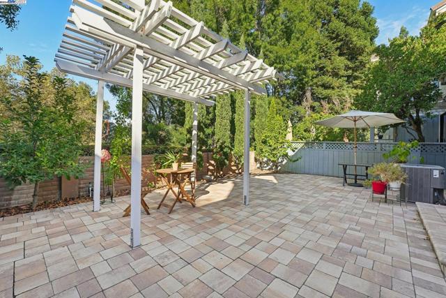 108 Kingswood Cir, Danville CA: https://media.crmls.org/mediaz/feeb2b5a-a10e-4718-a08b-2f9cc1157cee.jpg