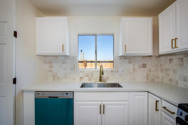 7382 Olympic Road, Joshua Tree CA: https://media.crmls.org/mediaz/feeb7399-0ea6-46cc-8164-9fbb6272210b.jpg