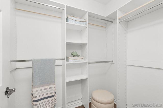4165 Executive Dr, La Jolla CA: https://media.crmls.org/mediaz/feec2d65-9a1a-4bb5-80dd-74691ce26dc7.jpg