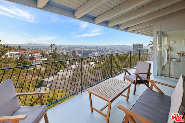 9432 Sierra Mar Place, Los Angeles CA: https://media.crmls.org/mediaz/feec2f4e-103b-429e-bab0-026c77c7c04e.jpg