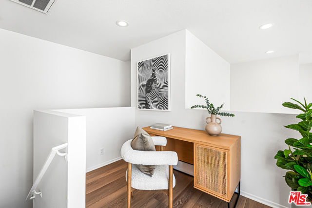 3949 Bentley Avenue, Culver City CA: https://media.crmls.org/mediaz/feecb732-5652-4917-9b0a-16991dd780ec.jpg