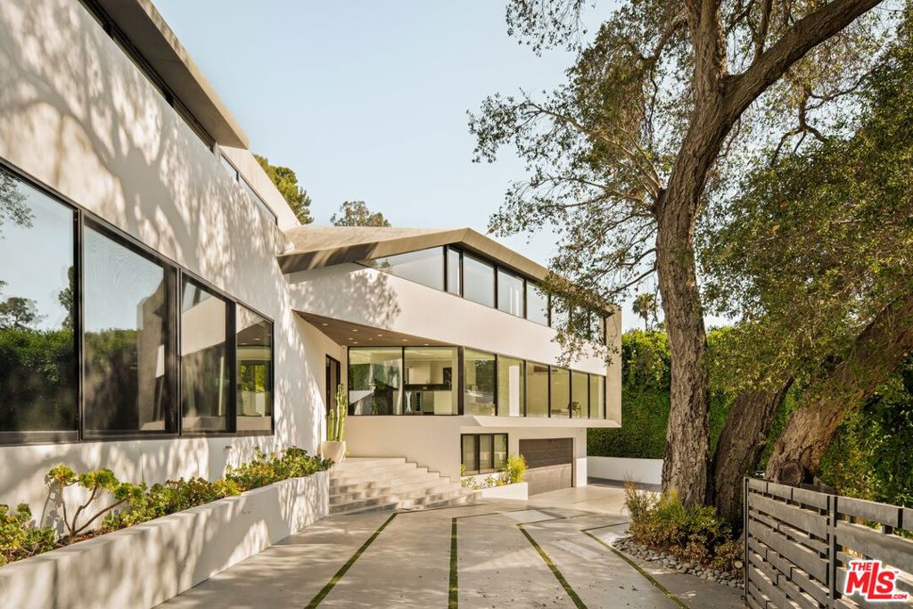 2210 Bowmont Drive — Modern