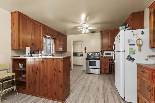 1453 OLIVEWOOD LN, Alpine CA: https://media.crmls.org/mediaz/feed8cea-b87b-49db-88d3-e19fe01c859d.jpg