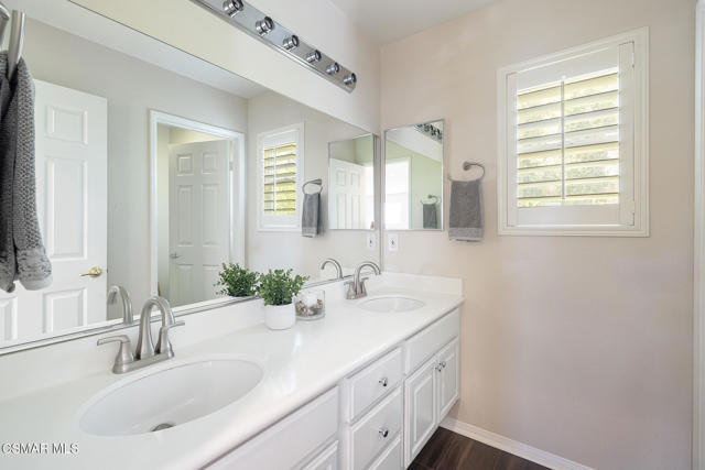 2874 Venezia Lane, Thousand Oaks CA: https://media.crmls.org/mediaz/feee258d-a27c-4de6-aef5-5c684a0761ea.jpg
