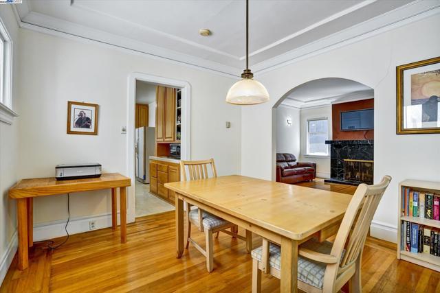 5378 Broadway, Oakland CA: https://media.crmls.org/mediaz/feee42a6-cfbc-458d-aa61-a102ad6f7ca1.jpg