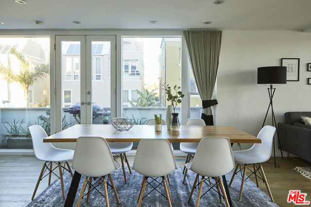 5515 Pacific Avenue, Marina del Rey CA: https://media.crmls.org/mediaz/feeed586-319b-41fb-ab94-6fb787fb96b7.jpg