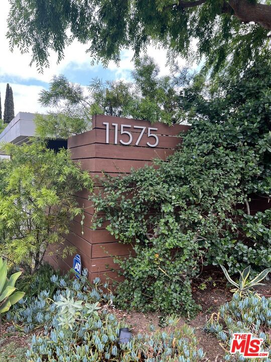 11575 Dona Dorotea Drive, Studio City CA: https://media.crmls.org/mediaz/feeedb61-2841-4503-8f2f-29b005d960b9.jpg