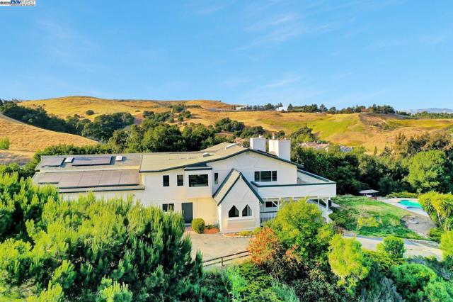 10705 Dublin Canyon Rd, Pleasanton CA: https://media.crmls.org/mediaz/feeee34e-2e65-4e3b-8938-7cd994d4f352.jpg