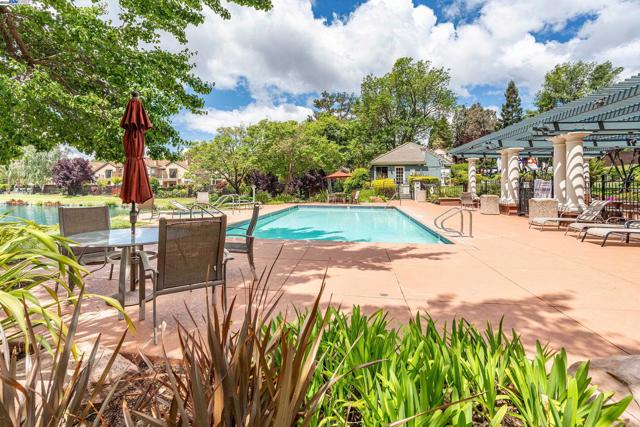 4009 W Lakeshore Drive, San Ramon CA: https://media.crmls.org/mediaz/feef093c-286b-48fb-97b6-4de646e32ab7.jpg