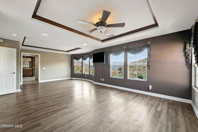 3194 Sunset Hills Boulevard, Thousand Oaks CA: https://media.crmls.org/mediaz/feef6ead-323a-4d86-8934-0fda3d771f08.jpg