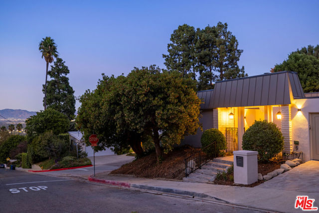 3546 Weslin Avenue, Sherman Oaks CA: https://media.crmls.org/mediaz/fef0b30b-74c3-47bc-accc-e957739a0d59.jpg