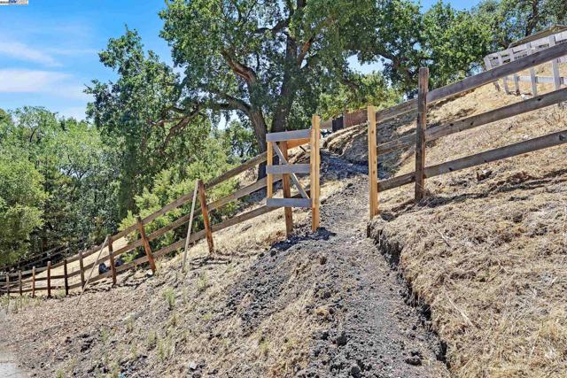 1923 Green Valley Rd, Alamo CA: https://media.crmls.org/mediaz/fef14e0f-3db3-4eee-9d0e-26fc11a3fcfc.jpg