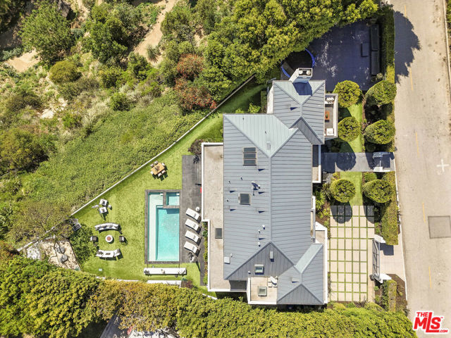 1116 Linda Flora Drive, Los Angeles CA: https://media.crmls.org/mediaz/fef29f89-be2c-4d45-b000-89c03ad62a49.jpg