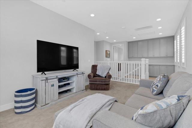 277 Skyview Drive, Marina CA: https://media.crmls.org/mediaz/fef3cc42-47af-44f3-9a46-2690c99e683b.jpg