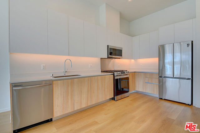 200 W Ocean Boulevard, Long Beach CA: https://media.crmls.org/mediaz/fef3cfe3-cec2-44f8-912d-e51003f641ec.jpg